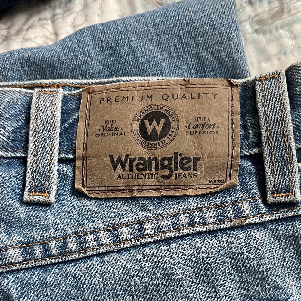 Wrangler Men's Classic Denim Jeans - Picture 2 of 9
